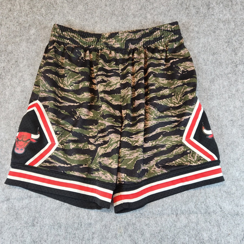Mitchell Ness Chicago Bulls Swingman Shorts Men XL Green‎ Tiger Stripe Camo NBA